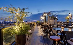 La Mejor Hotel & Sky Bar